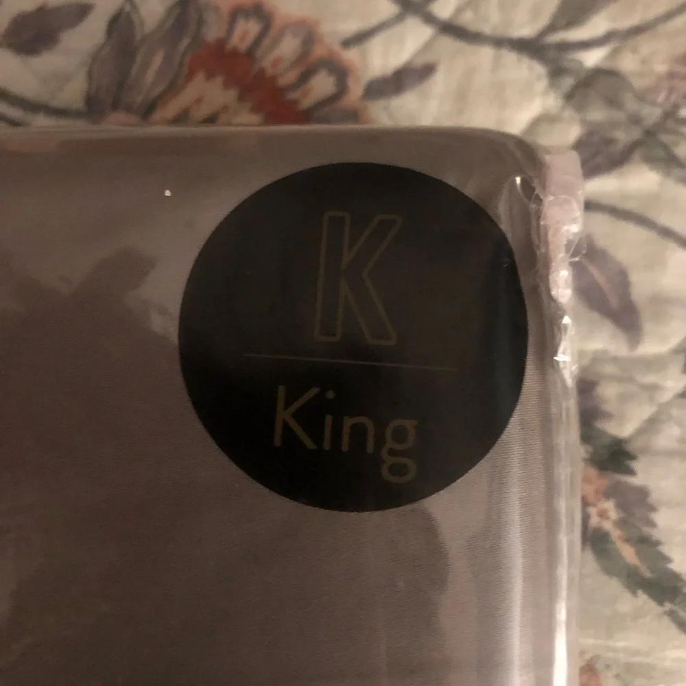Brand New Superior King Sheet Set in Grey